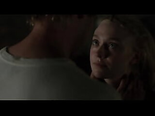 Se hacia la dura e indiferente pero este muchacho consigue seducir y cogerse a la hermosa Dakota Fanning desflorando ese estrecho y delicioso coñ_ito virgen
